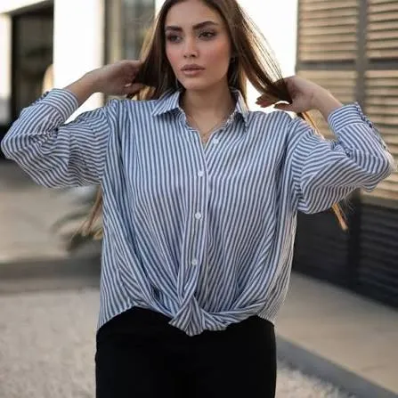 شومیز زنانه گره ای راه راه 2 شومیز زنانه گره ای راه راه آبی رنگ تن پوش شده