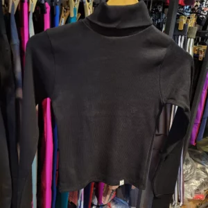 کراپ بافت یقه اسکی مشکی تک رنگ